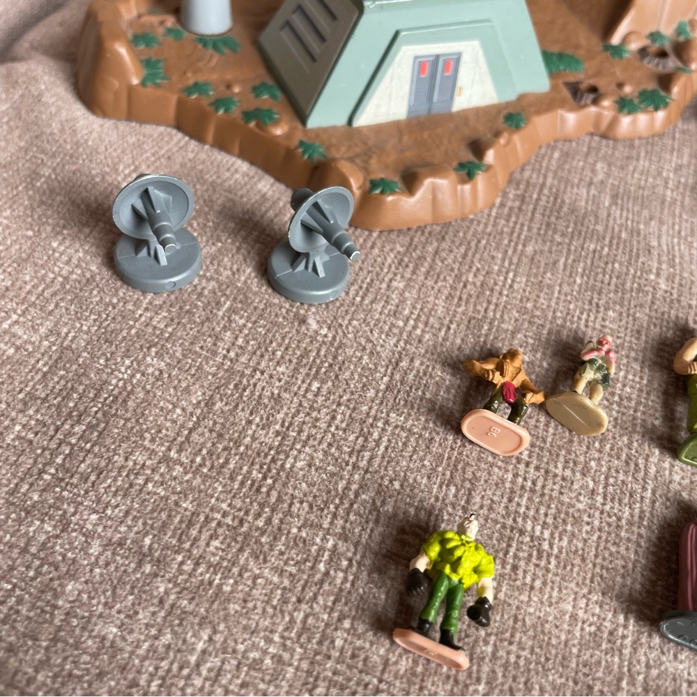 Star Wars Vintage Micro Playset with Mini Figures - Brown, White, Green - Picture 6 of 8